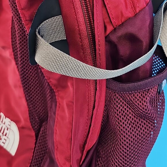 The North Face Recon Backpack – Red / Maroon – Classic Daypack - Picture 6 of 15
